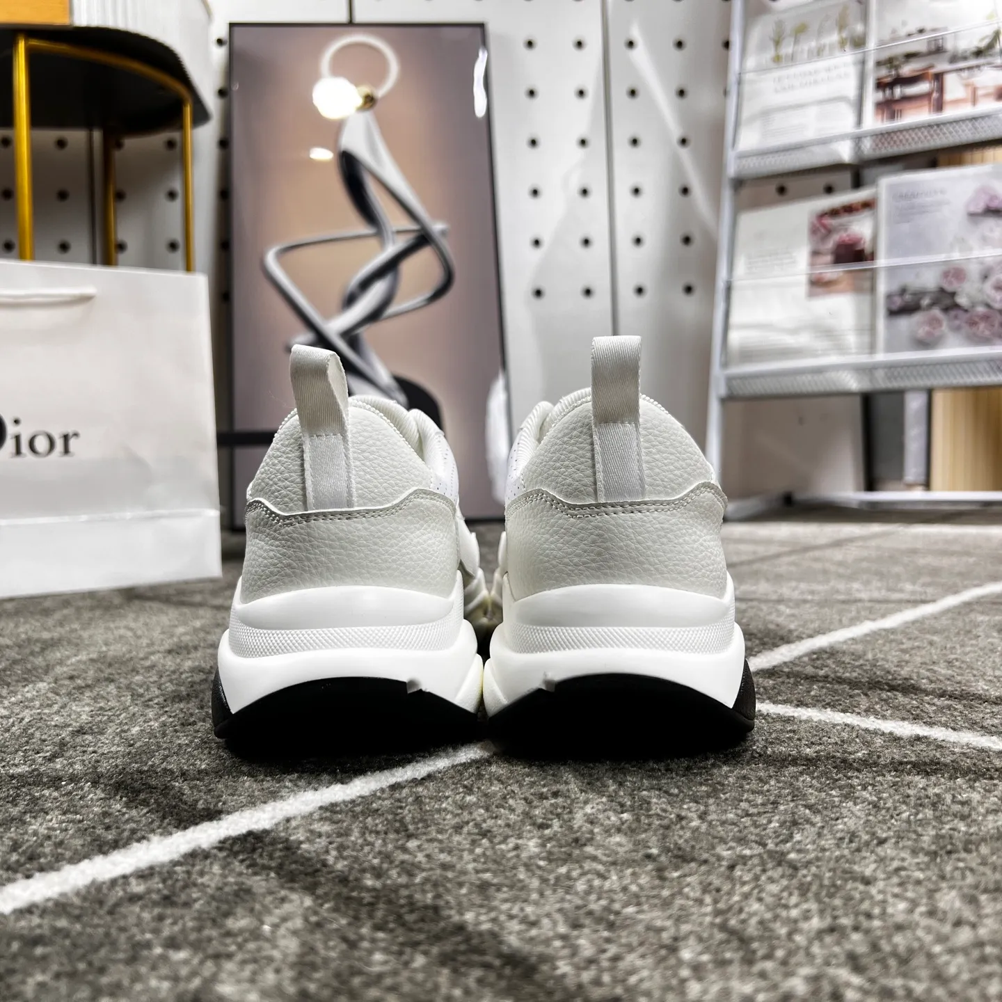 Factory price: 438💰Dior's new casual men's shoes👉 👉 Fashionable and versatile, 💞 simple and elegant style, 🔊 The fabric is made of imported cowhide with mesh, ☑️breathable mesh lining, sheepskin feet, original wear-resistant rubber outsole, exclusive new style, actual shot, three colors available, code number: 38-44, (45 can be customized)
